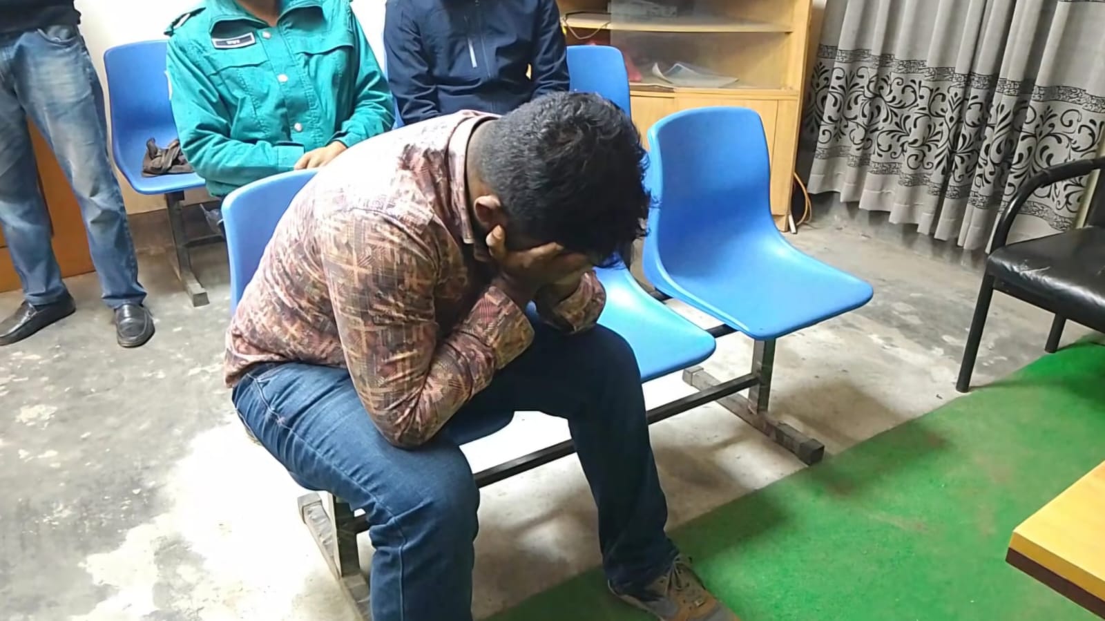 মোবাইল ও পকেট রাউটারসহ রাবির ভর্তি পরীক্ষার্থী আটক, এক মাসের কারাদণ্ড