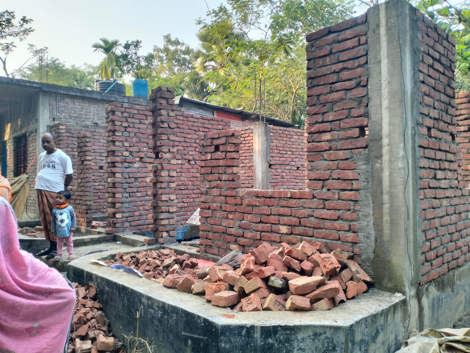 বরিশালে আদালতের নির্দেশ উপেক্ষা করে জমিতে ঘর নির্মাণের অভিযোগ