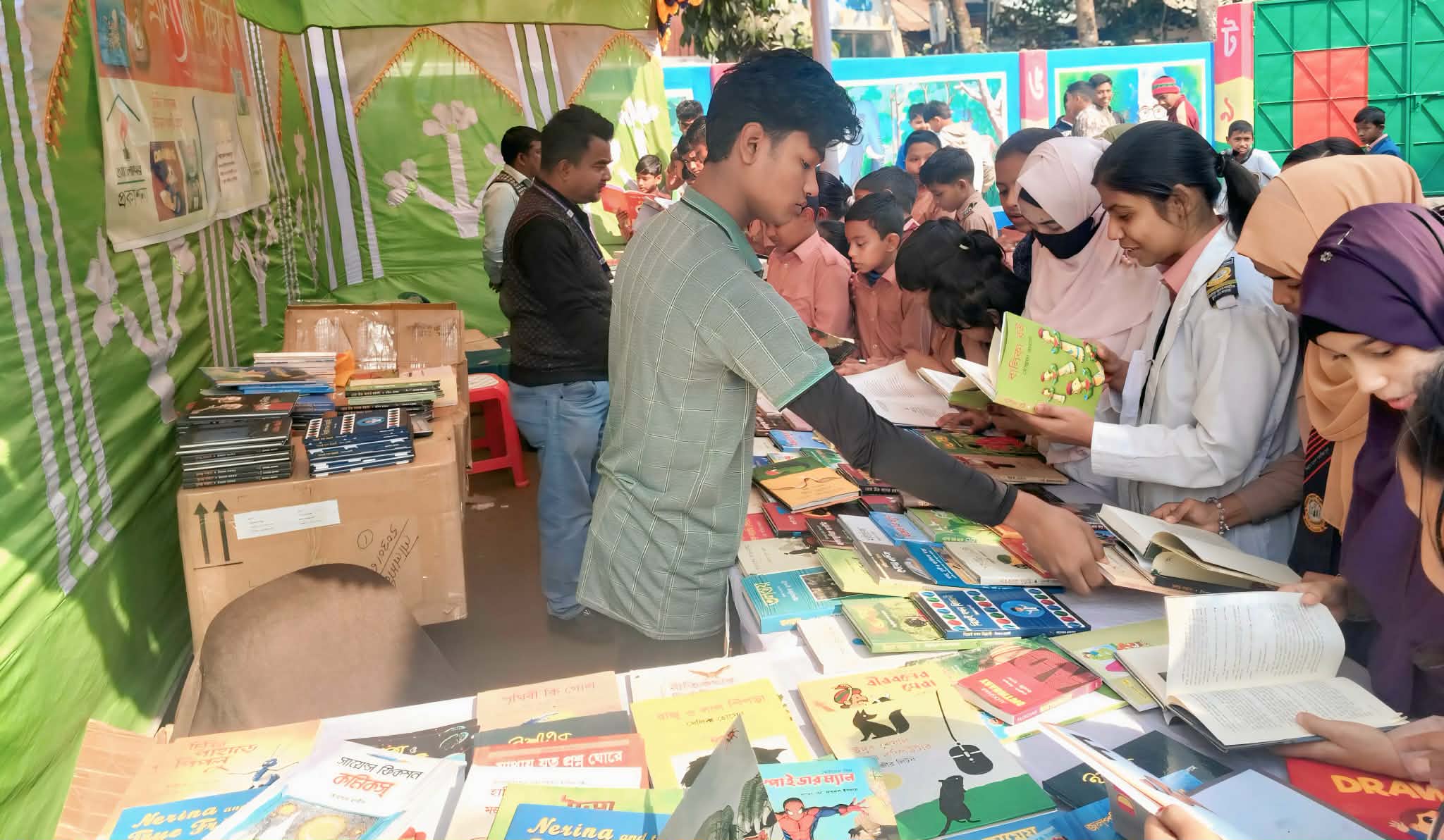 লালমনিরহাটে দুই দিনব্যাপী, শিবরাম আদর্শ পাবলিক স্কুল প্রাঙ্গণে বইমেলা অনুষ্ঠিত