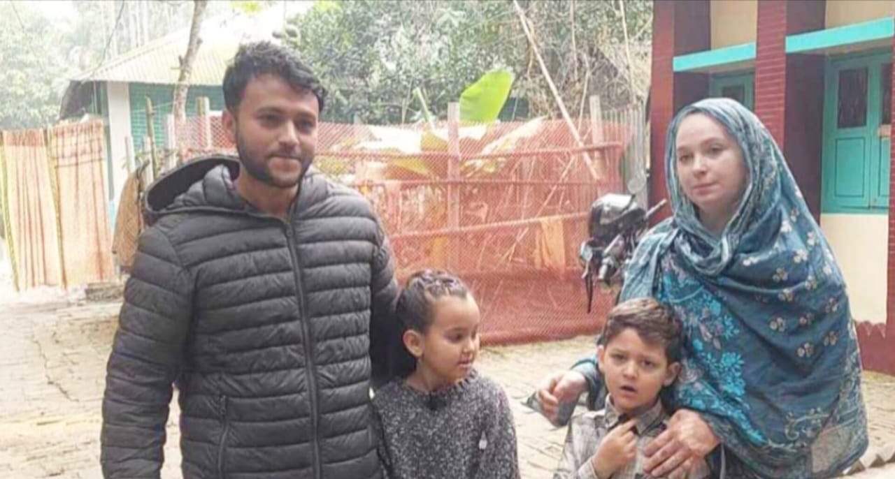 মেঠোপথে ফরাসি কদম: লক্ষ্মীপুরের গ্রামে বিদেশিনীর ভালোবাসার গল্প