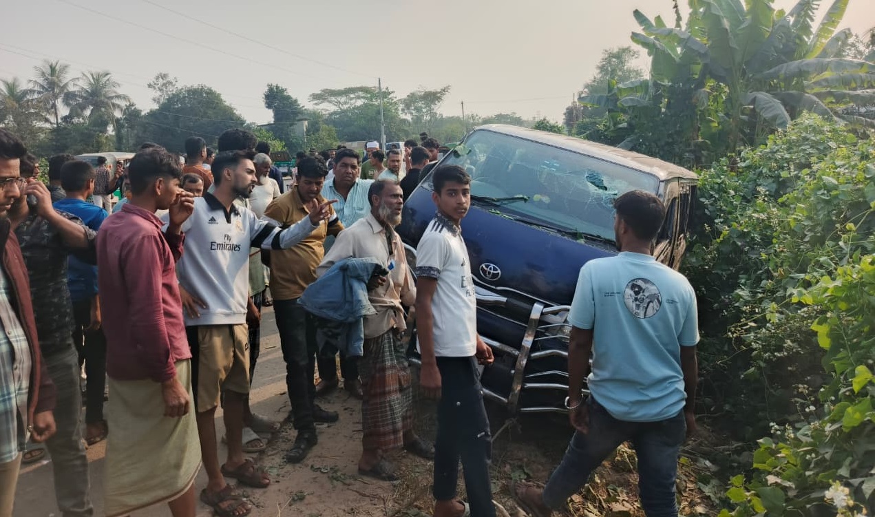 মিরসরাইয়ে বরযাত্রী বাহী হায়েস নিয়ন্ত্রণ হারিয়ে সড়কের পাশে, নিহত-১ ‎