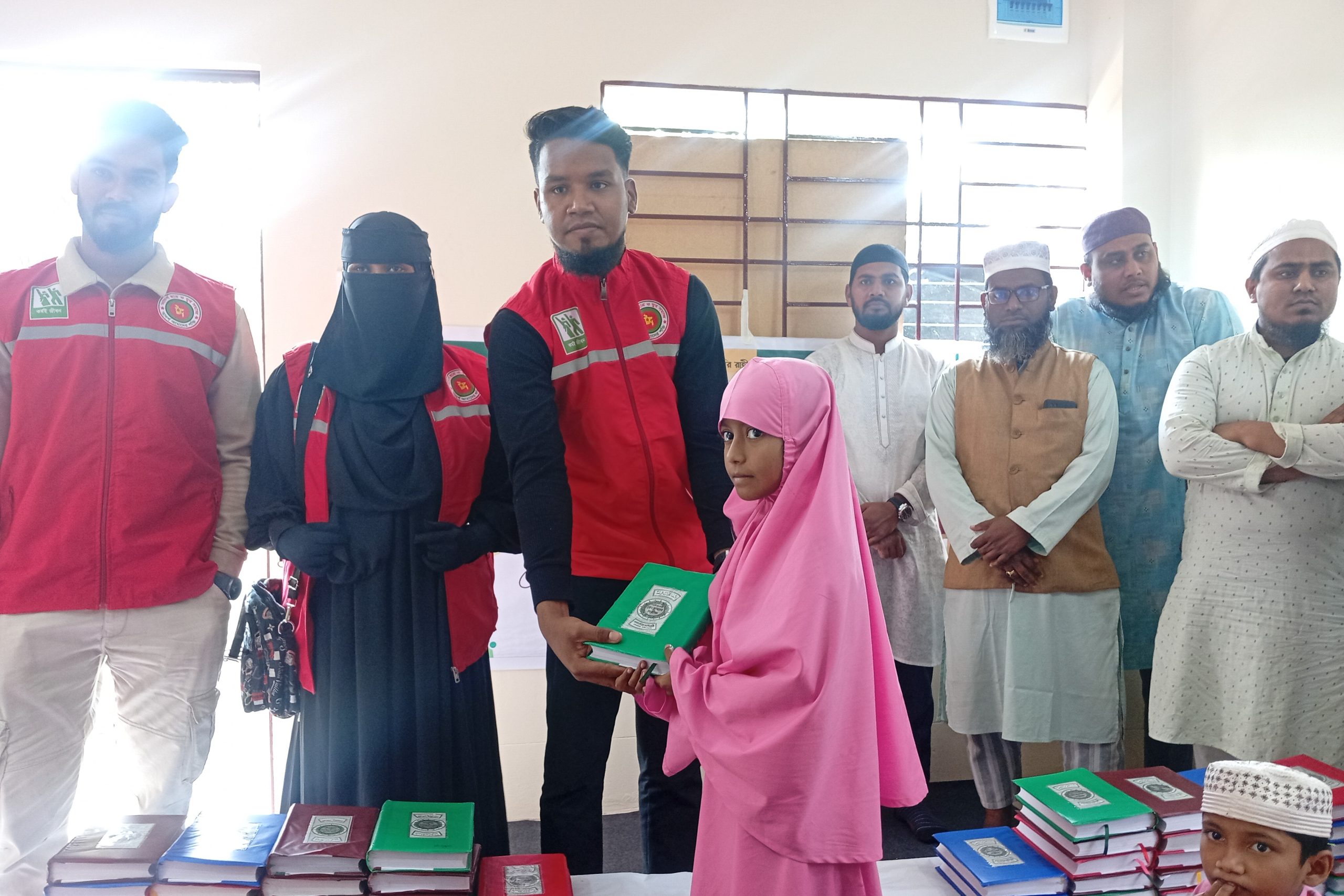 মিরসরাইয়ে শিক্ষার্থীদের বিনামূল্যে কোরআন শরীফ ও শিক্ষা সামগ্রী বিতরণ