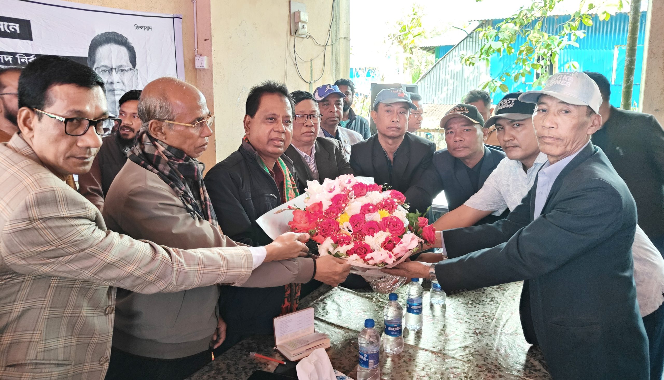 কুয়াকাটায় আদিবাসী রাখাইন সম্প্রদায়ের সঙ্গে এবিএম মোশাররফ হোসেনের মতবিনিময়