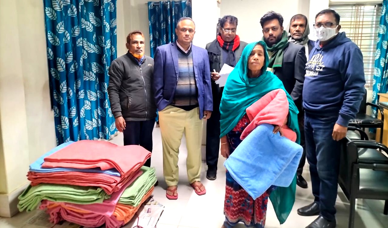 আত্রাইয়ে পল্লী বিদ্যুত অফিসের উদ্যোগে দুস্থদের মাঝে কম্বল বিতরণ