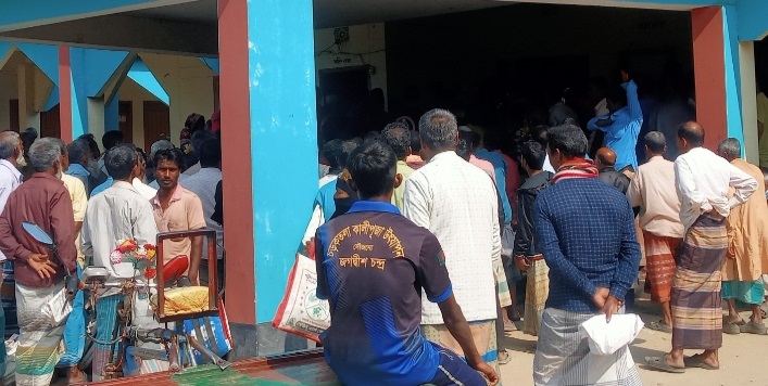 আত্রাইয়ে টিসিবি’র পণ্য বর্তমানে অসহায় মানুষের আস্থা
