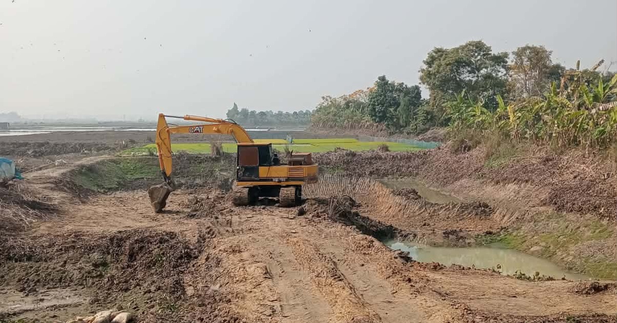 আত্রাইয়ে ভেকু (এক্সকাভেটর) দিয়ে ফসলি জমির মাটি কাটায় পরিবেশ ও কৃষি জমি হুমকিতে