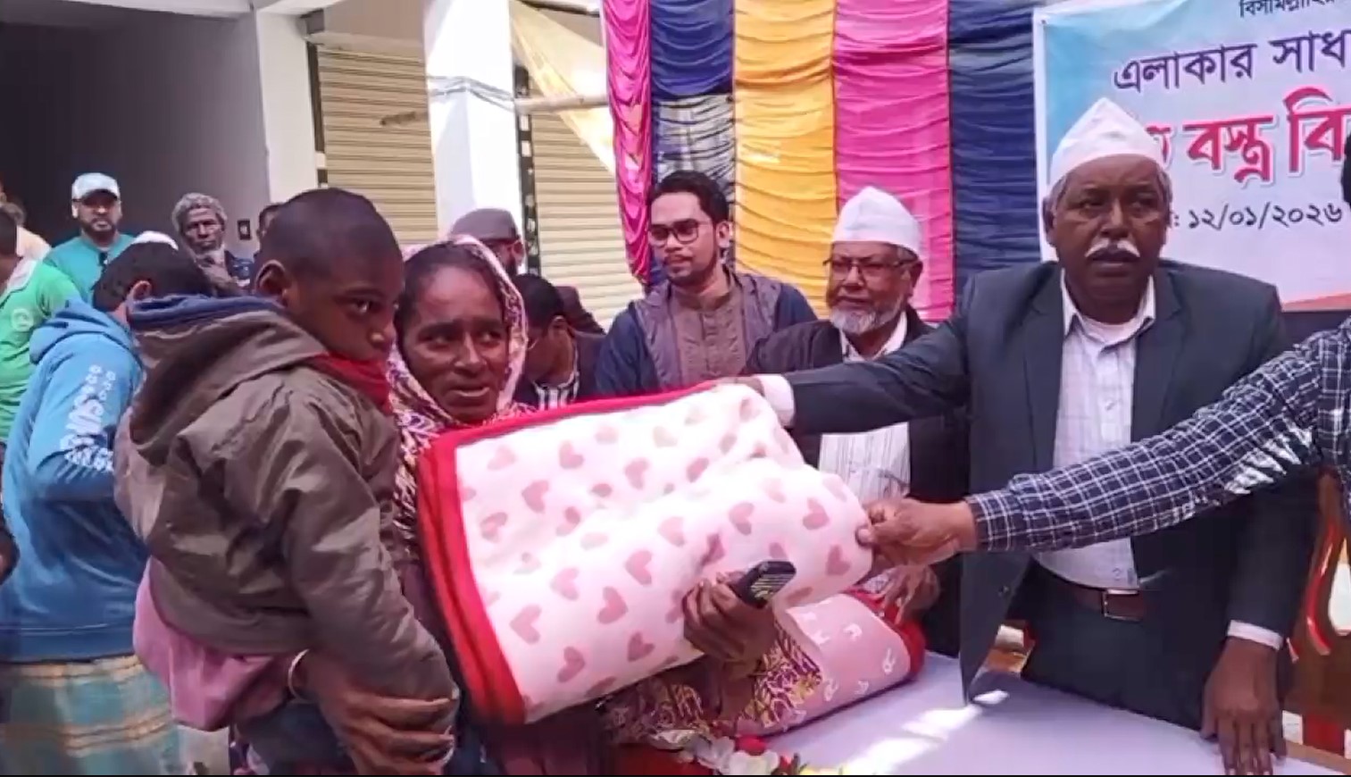সাতক্ষীরার নলতায় চার শতাধিক মানুষের মাঝে কম্বল বিতরণ