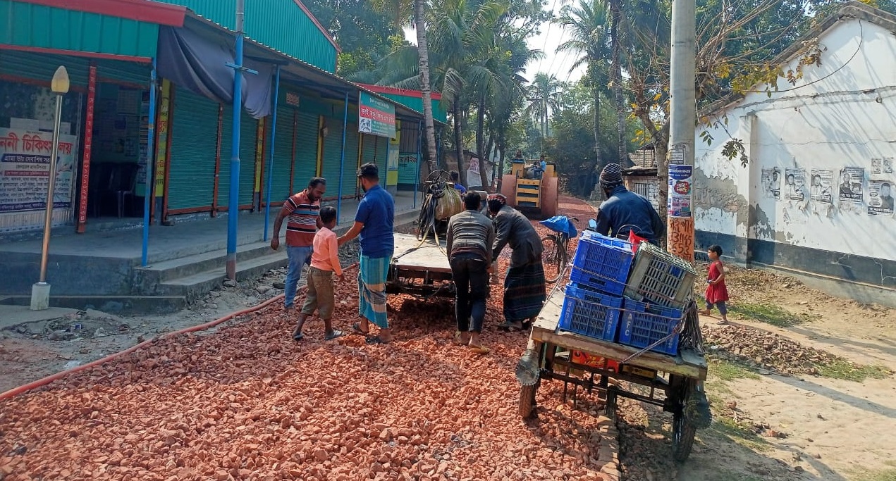 পদ্ম শাখরা বিজিবি ক্যাম্প হতে ভোমরা ঠাকুর ঘর পযন্ত রাস্তাটির বেহাদ দশা