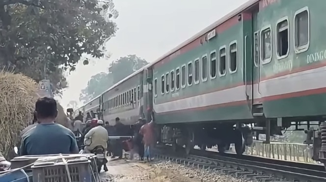 ছোট প্লাটফর্মে দুর্ভোগ: আহসানগঞ্জ রেলওয়ে স্টেশনে ঝুঁকি নিয়ে ওঠা-নামা যাত্রীদের