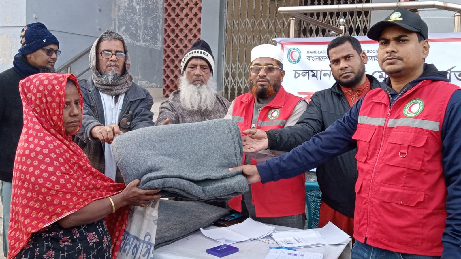 আশাশুনিতে সাতক্ষীরা রেড ক্রিসেন্ট সোসাইটির কম্বল বিতরণ