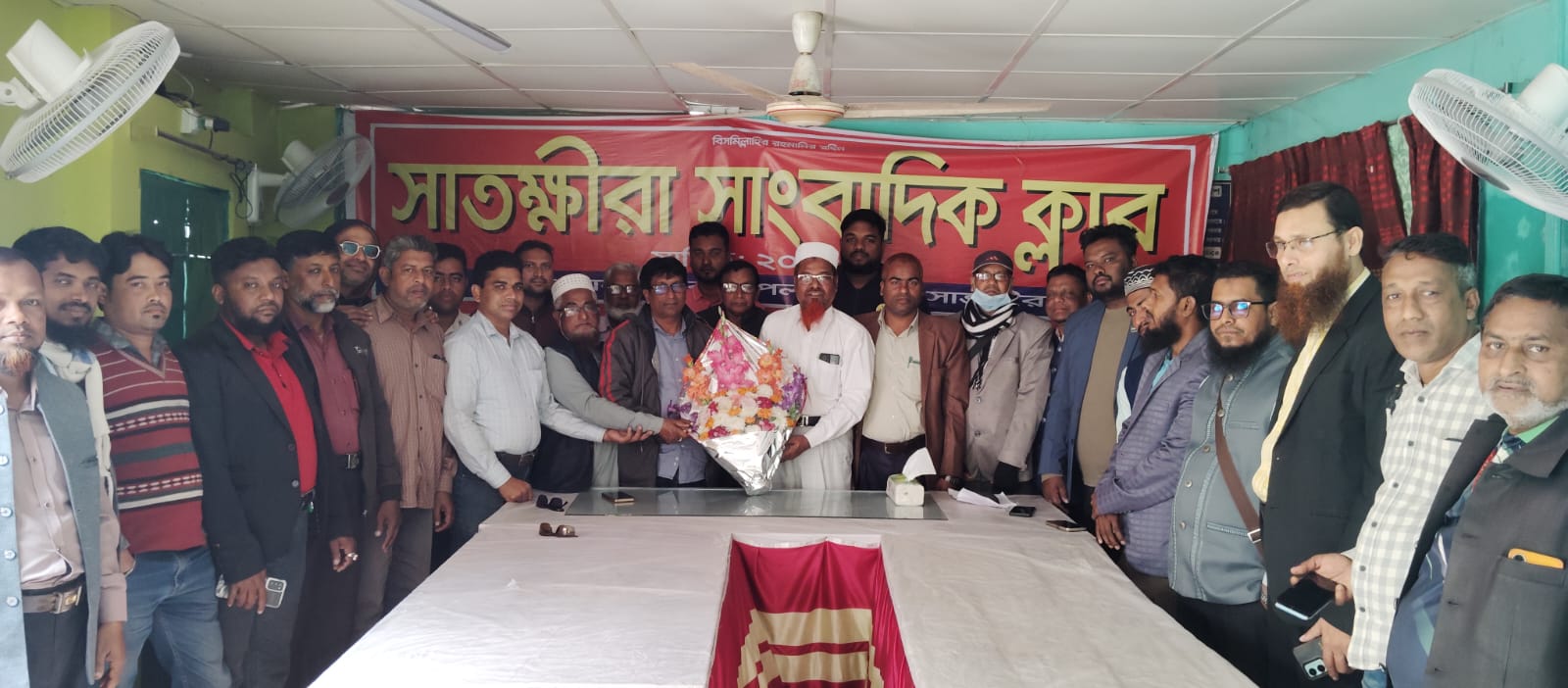 সাতক্ষীরায় সাংবাদিক কে এম আনিছুর রহমানকে সাংবাদিক ক্লাবের ফুলেল শুভেচ্ছা