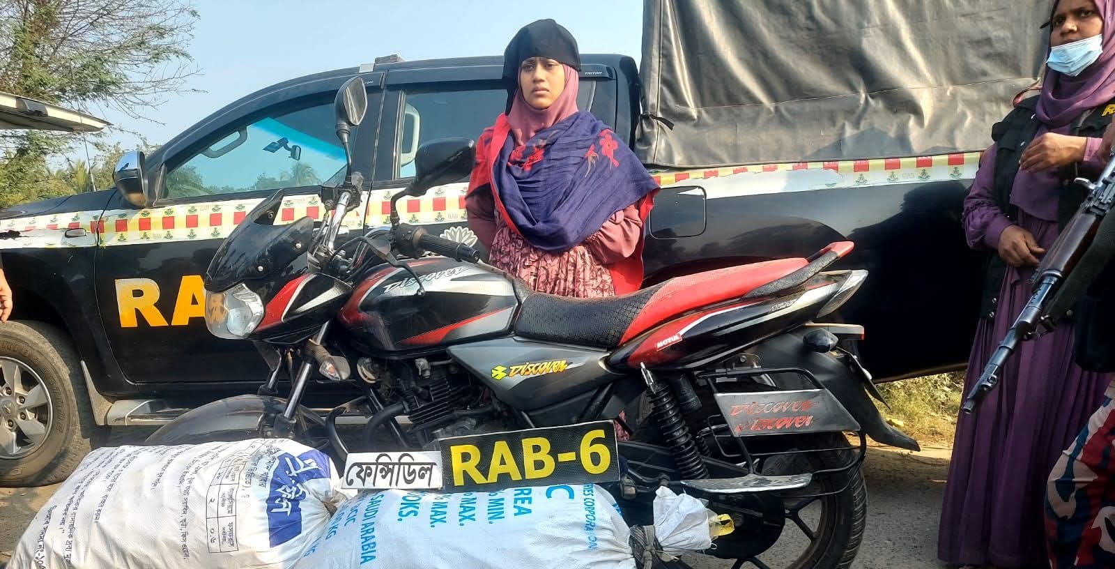সাতক্ষীরার কালিগঞ্জে র্যাব–বিজিবির যৌথ অভিযানে ৯৮৩ বোতল ফেনসিডিলসহ নারী আটক