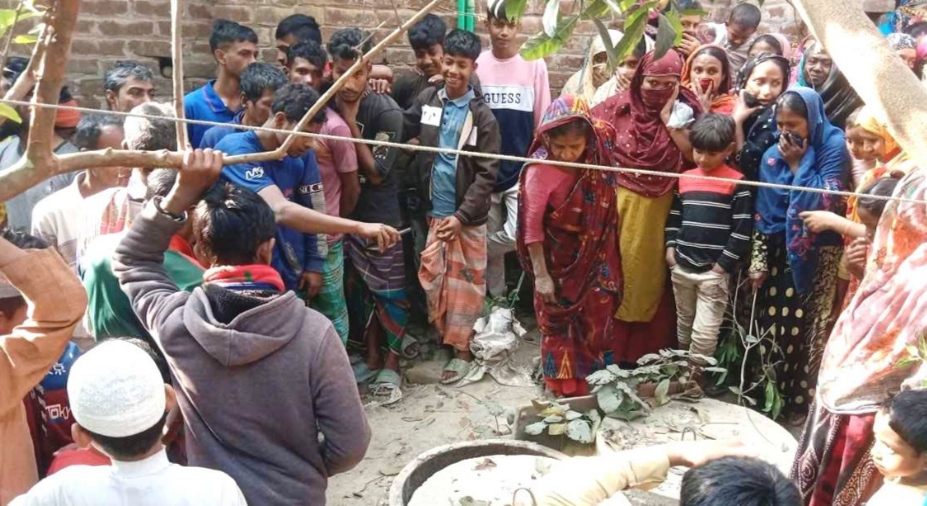 নওগাঁ: সেপটিক ট্যাংক থেকে অজ্ঞাত নারীর মরদেহ উদ্ধার