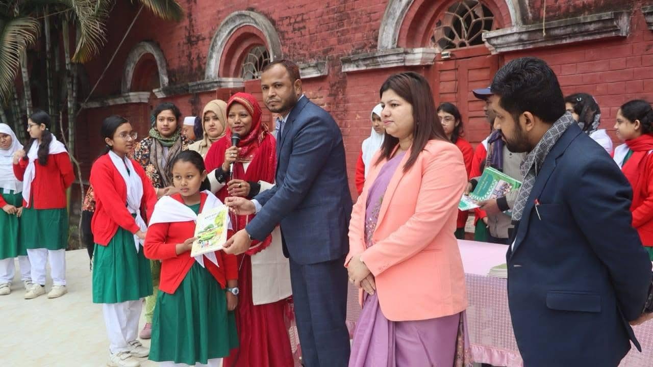 বছরের প্রথম দিনে ময়মনসিংহে শিক্ষার্থীদের মাঝে বই বিতরণ