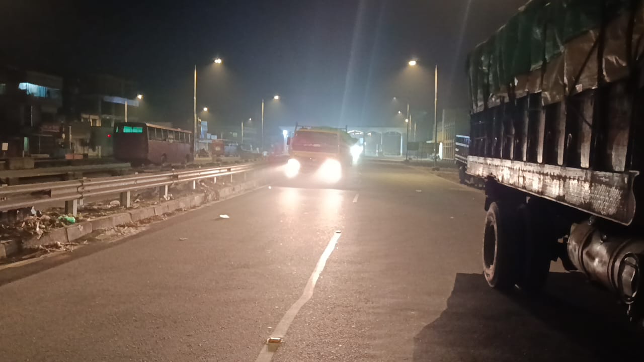 পায়রা সেতুতে ওভারলোড ট্রাক ছাড়ার অভিযোগ