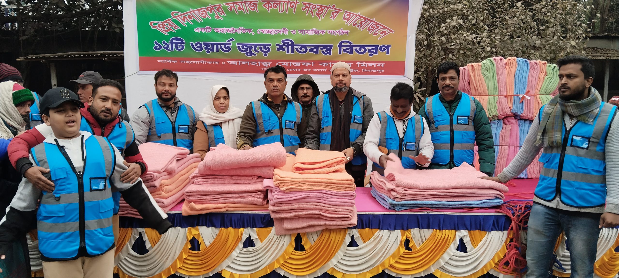 দিনাজপুরে প্রিয় দিনাজপুর সমাজকল্যাণ সংস্থার কম্বল বিতরণ