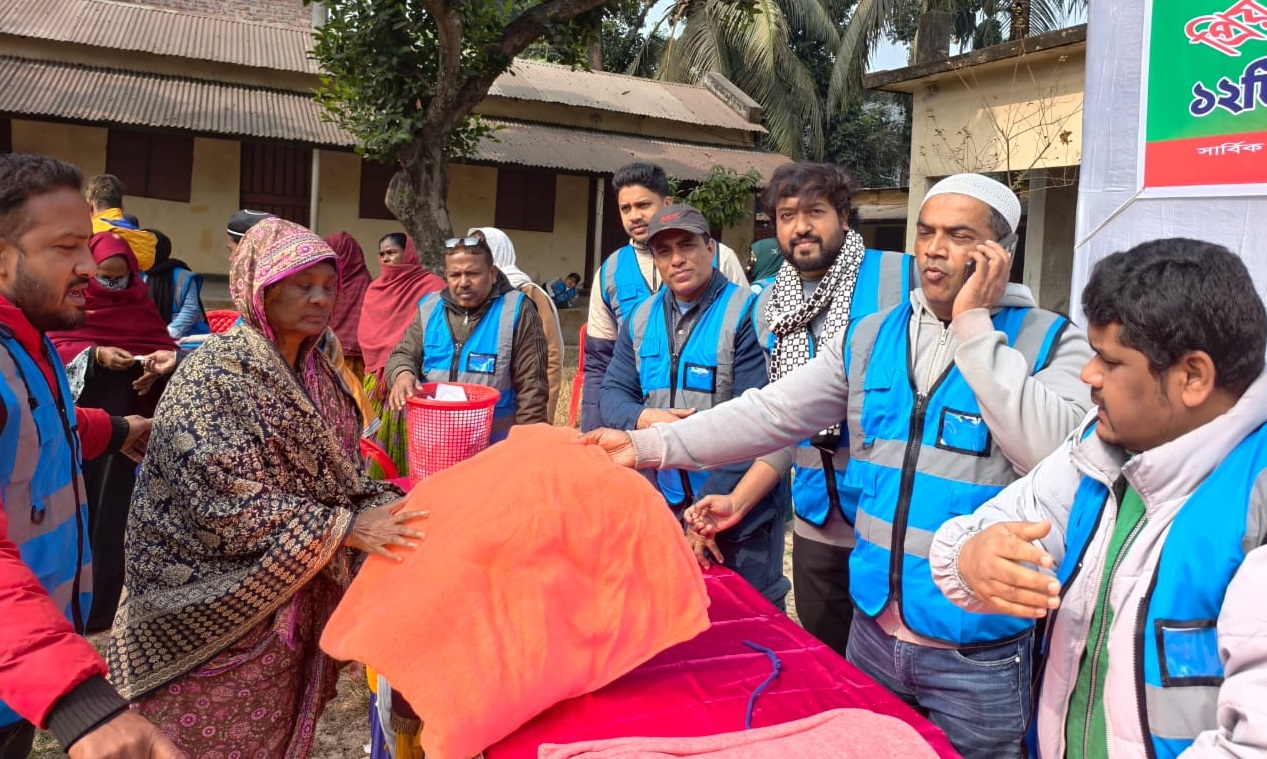 দিনাজপুরে প্রিয় দিনাজপুর সমাজকল্যাণ সংস্থার কম্বল বিতরণ