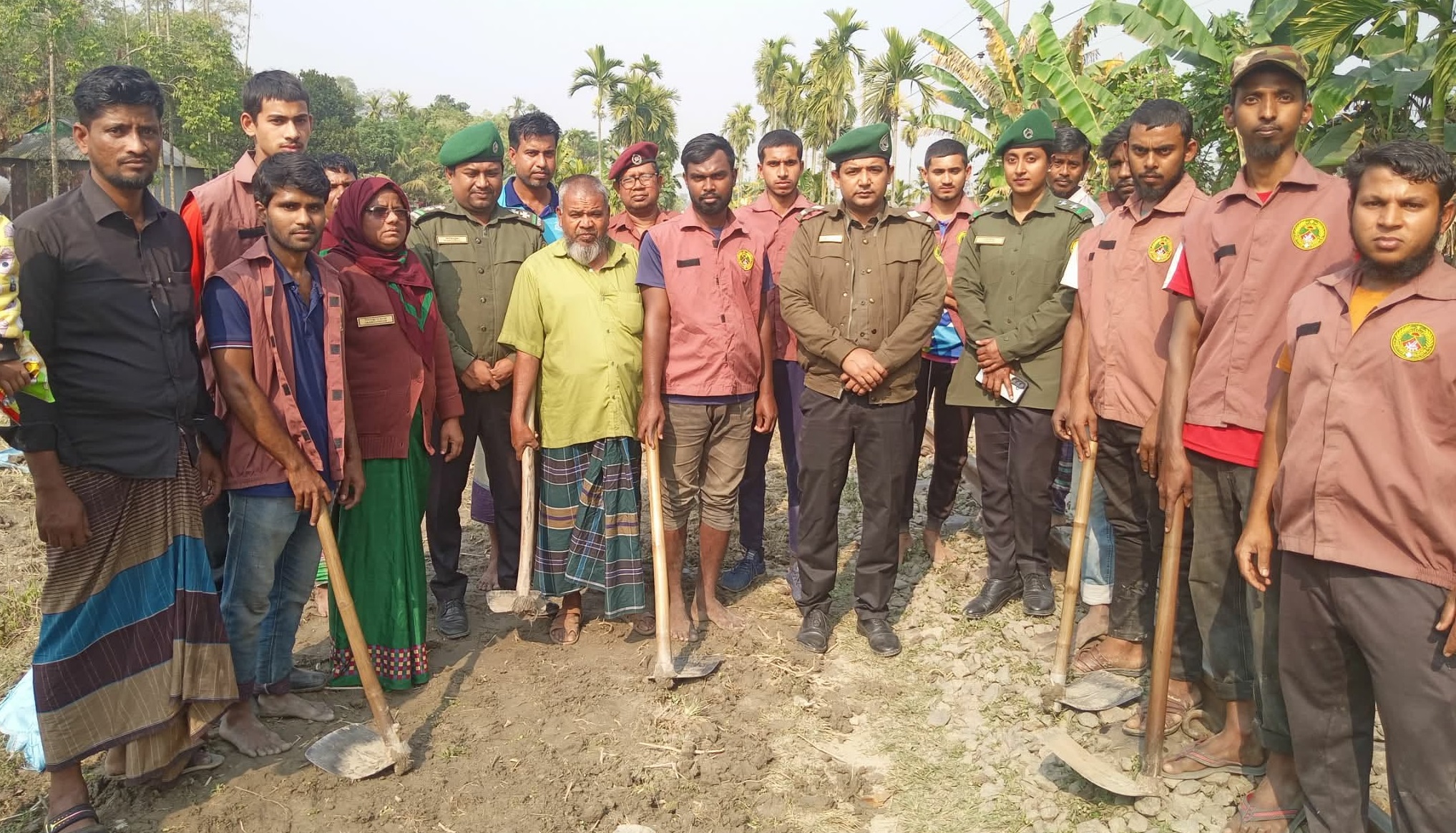 স্বেচ্ছাশ্রমে আনসার ও ভিডিপির উদ্যোগে তিন কিলোমিটার সড়ক মেরামত