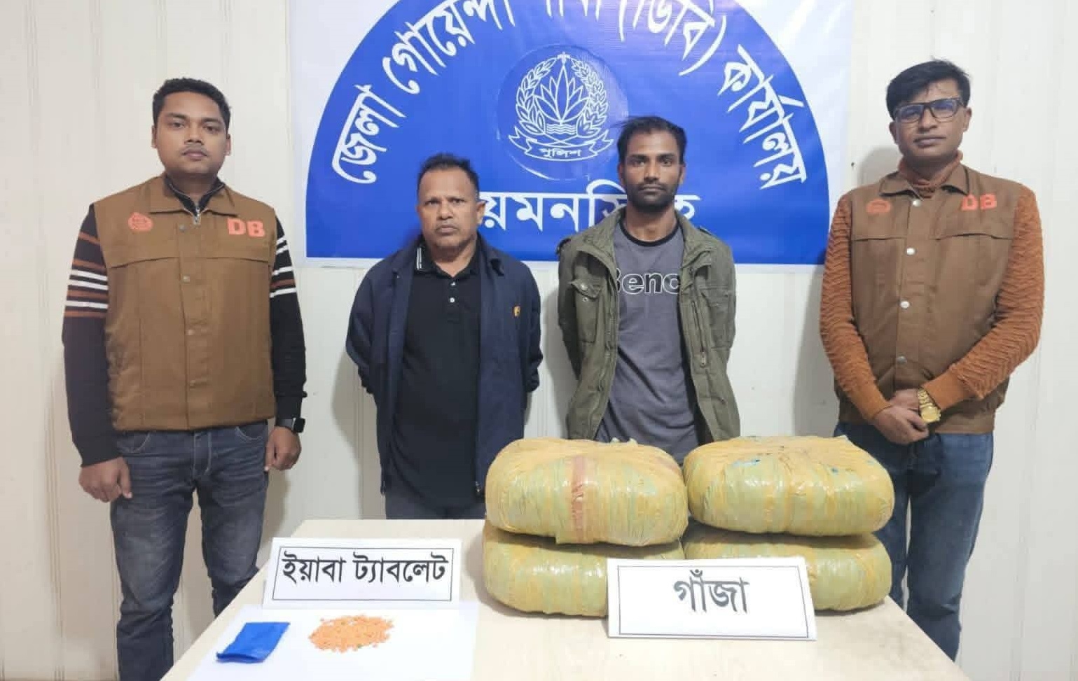 ডিবি পুলিশের পৃথক অভিযানে ৮ কেজি গাঁজা, ২০০ পিস ইয়াবা ও একটি সিএনজি উদ্ধার; দুই মাদক ব্যবসায়ী গ্রেফতার