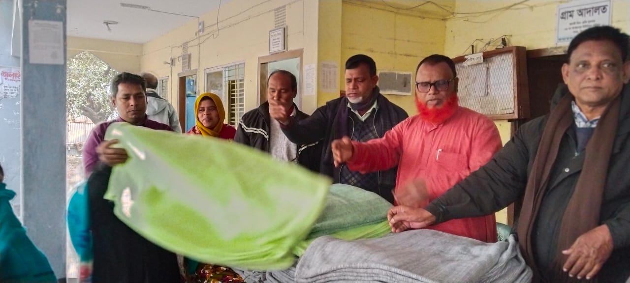 দিনাজপুরের আস্করপুর ইউনিয়নে শীতার্তদের মাঝে কম্বল বিতরণ