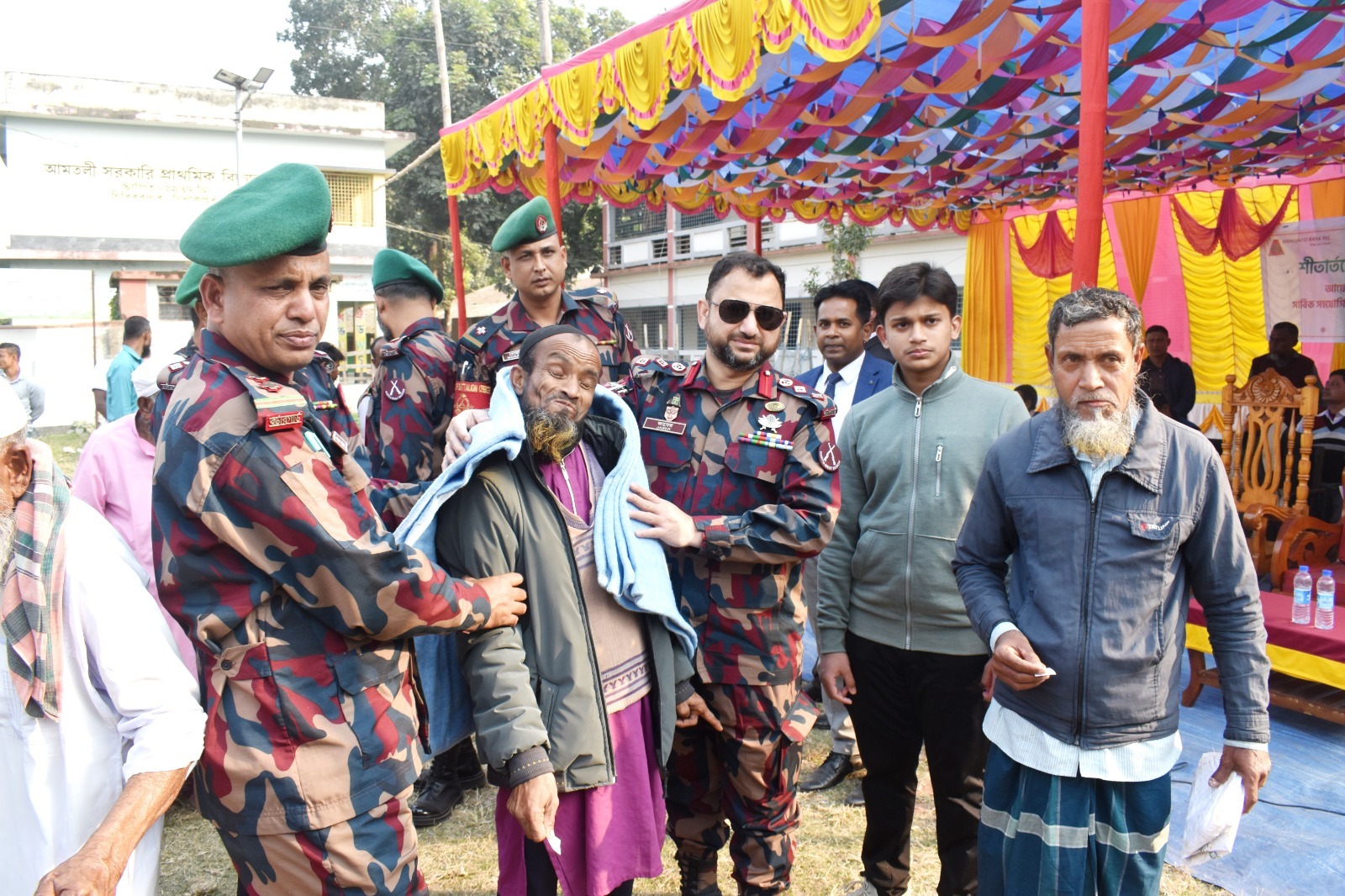 সীমান্ত ব্যাংক পিএলসি’র উদ্যোগে চিরিরবন্দরের সীমান্ত এলাকায় (২৯ বিজিবির) শীতবস্ত্র বিতরণ