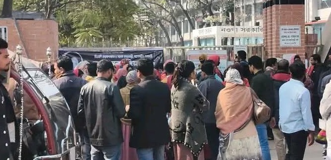 প্রাথমিক শিক্ষক নিয়োগ নওগাঁয় পরীক্ষার্থী-প্রশ্নফাঁস চক্রের সদস্যসহ আটক ৯