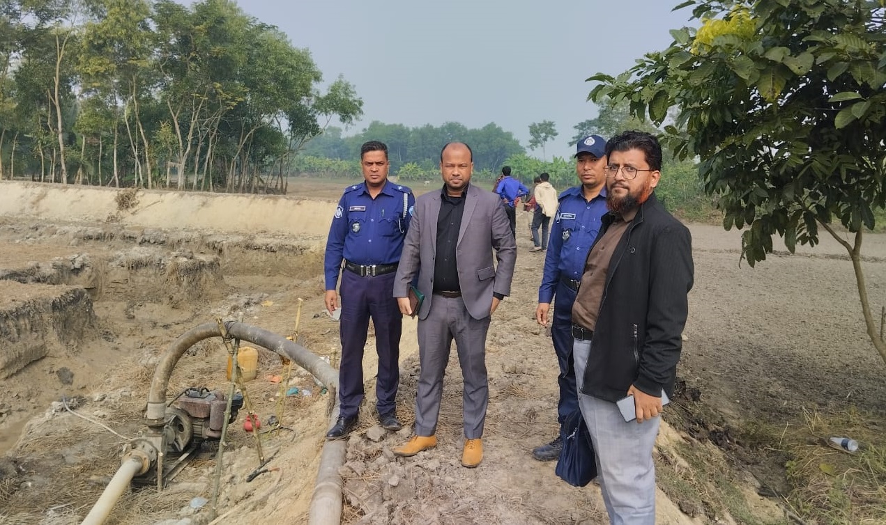 দেবিদ্বারে ফসলি জমির টপ সয়েল কাটায় ড্রেজার মালিকের কারাদণ্ড, ড্রেজার ধ্বংস