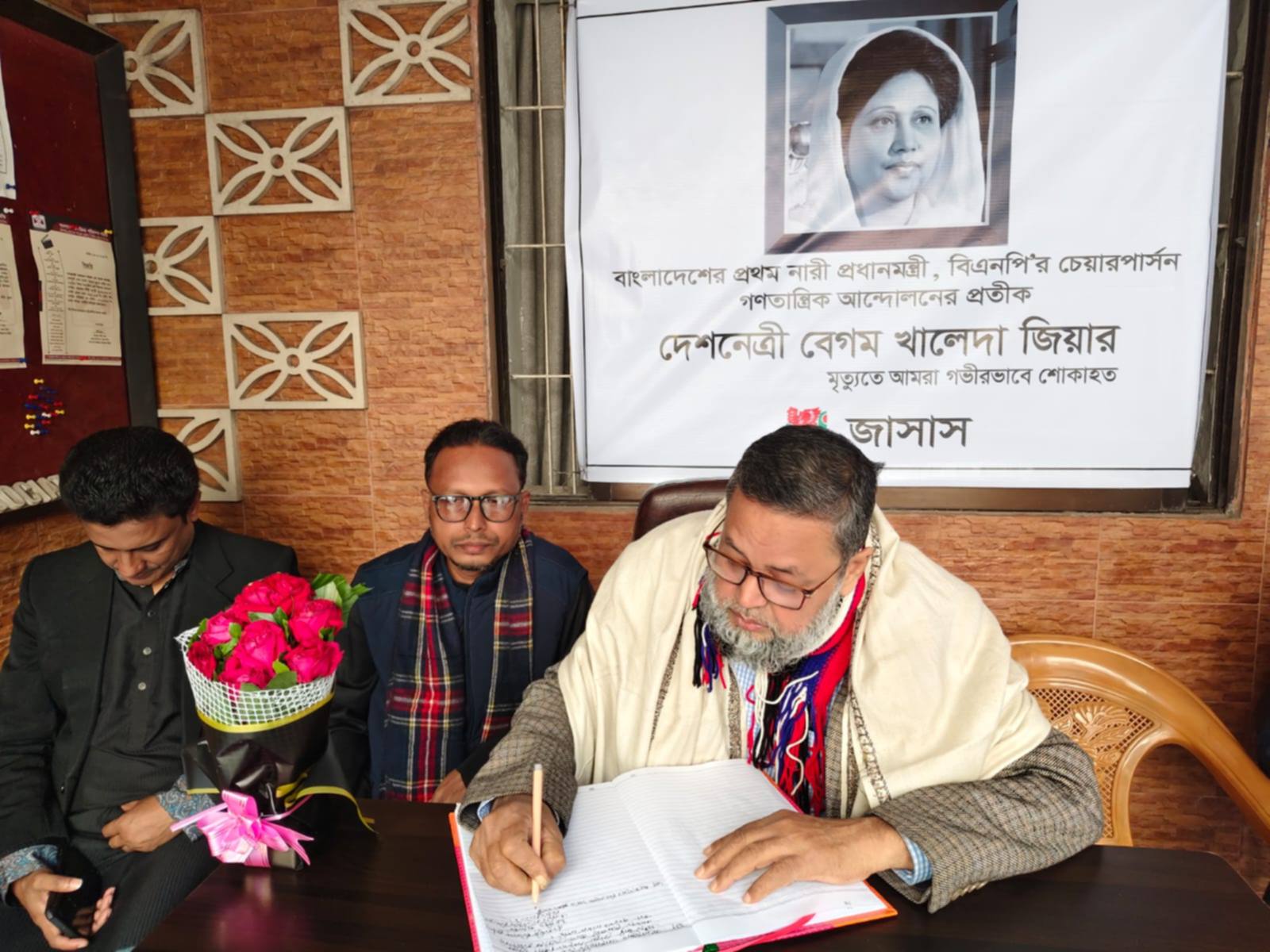বেগম খালেদা জিয়ার শোক বইতে স্বাক্ষর  করলেন চলচ্চিত্র পরিচালক আবুল হোসেন মজুমদার