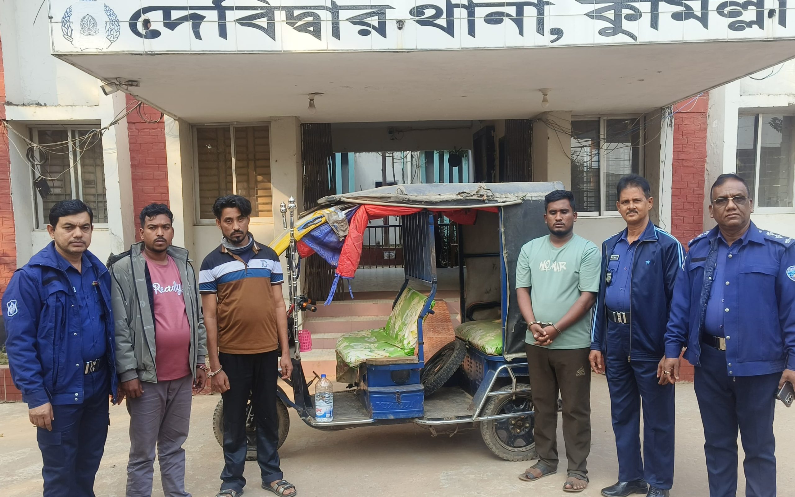 দেবিদ্বারে চুরি হওয়া অটোরিকশাসহ ৩ জন গ্রেফতার