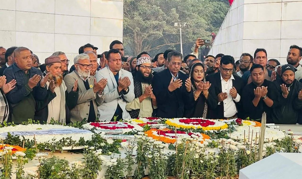 সাবেক প্রধানমন্ত্রী মরহুমা বেগম খালেদা জিয়ার কবর জিয়ারত করলেন বীর মুক্তিযোদ্ধা আবুল হোসেন