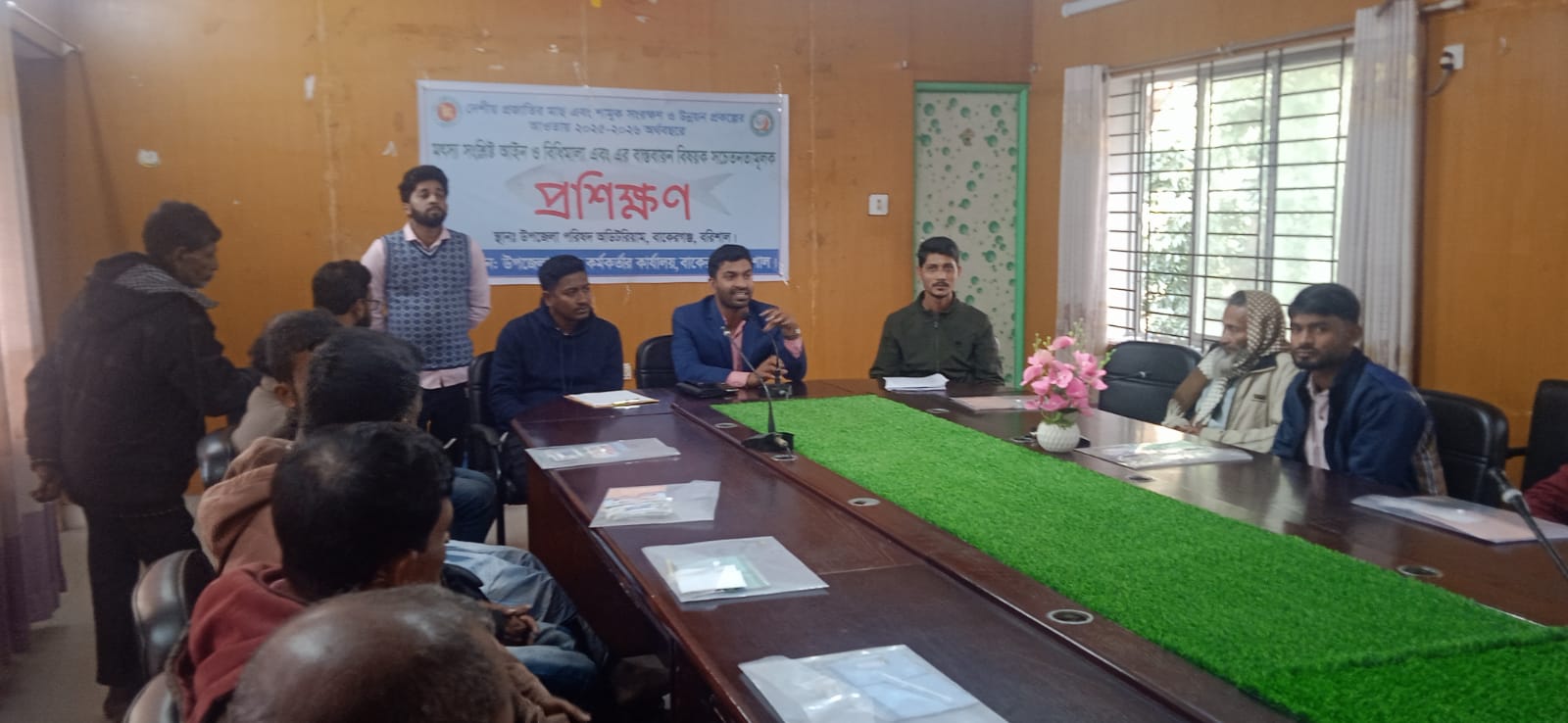 বাকেরগঞ্জে ইলিশ সম্পদ উন্নয়ন প্রকল্পের আওতায় জেলেদের মধ্যে সুতার জাল বিতরণ