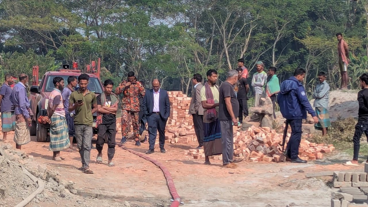 বাকেরগঞ্জে লাইসেন্সবিহীন তিন ইটভাটায় অভিযান, ৩ লাখ ৫০ হাজার টাকা জরিমানা!