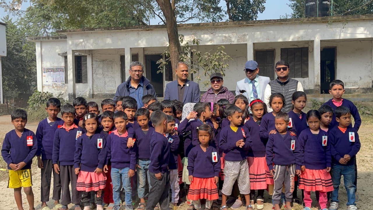 স্টুডেন্ট এসোসিয়েশন অফ ধামরাই আ্যলমনাইয়ের উদ্যোগে শিক্ষার্থীদের মাঝে শিক্ষা উপকরণ বিতরণ