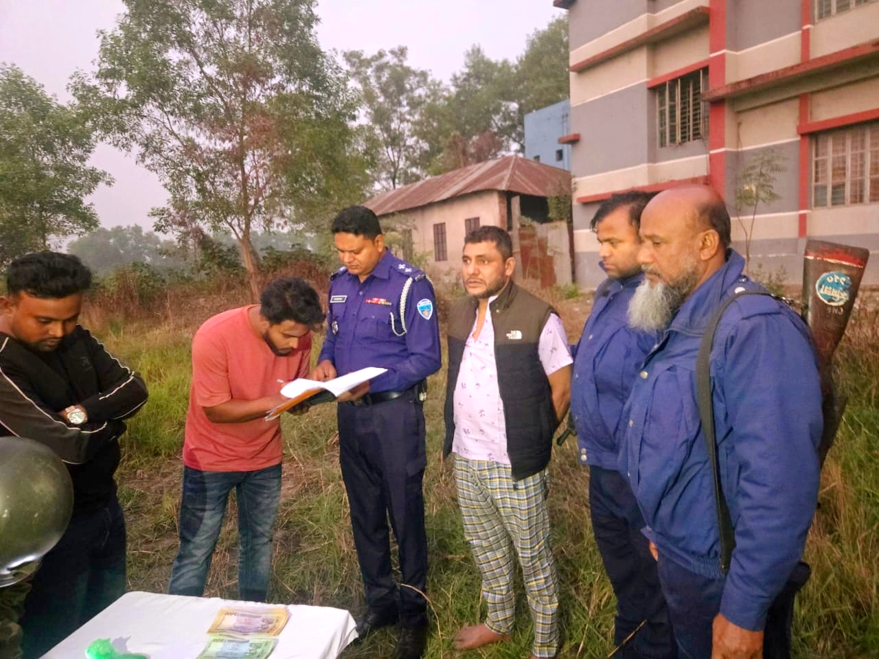 মুরাদনগরে যৌথ বাহিনীর অভিযানে ২২৬ পিস ইয়াবাসহ ইউপি সদস্য আটক