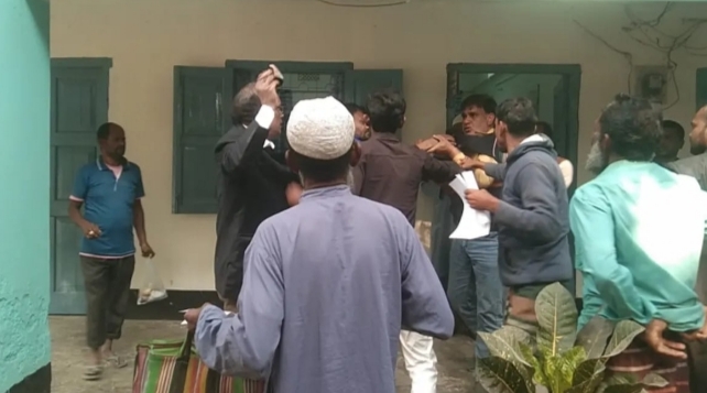কুড়িগ্রামে ঘুষ নিয়ে সরকারি কর্মকর্তার সঙ্গে মারামারি