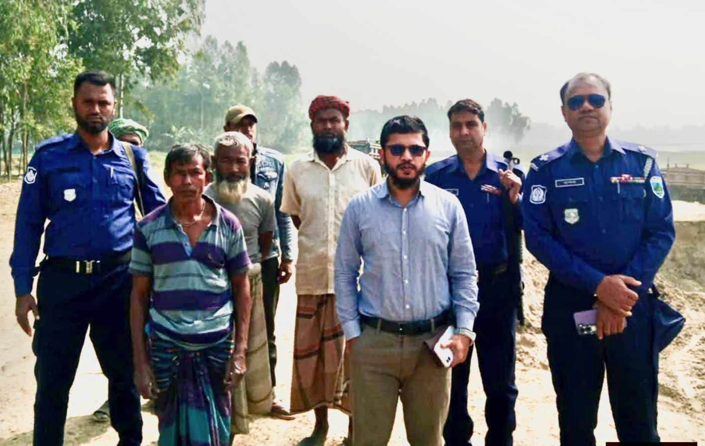 মান্দায় আত্রাই নদীর পাড়ে মোবাইল কোর্ট; দুই চালককে জরিমানা