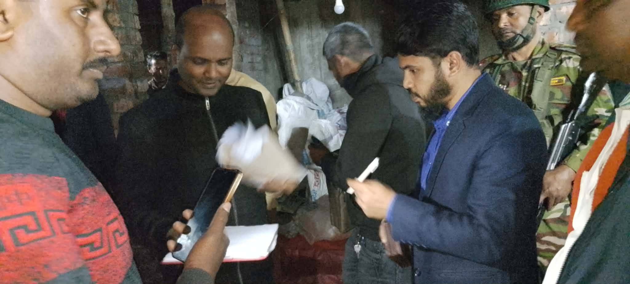 নওগাঁর মান্দায় ভ্রাম্যমাণ আদালতের অভিযান, দুই ব্যবসায়ীকে জরিমানা