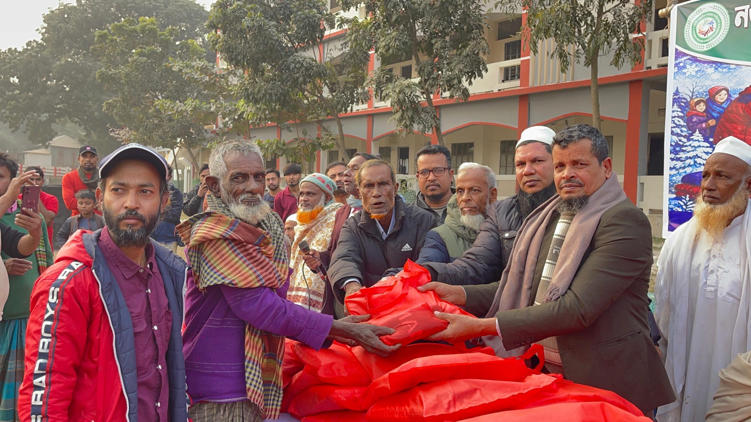 ধামরাইয়ে নওগাঁও মানবিক ফাউন্ডেশনের উদ্যোগে শীতবস্ত্র বিতরণ