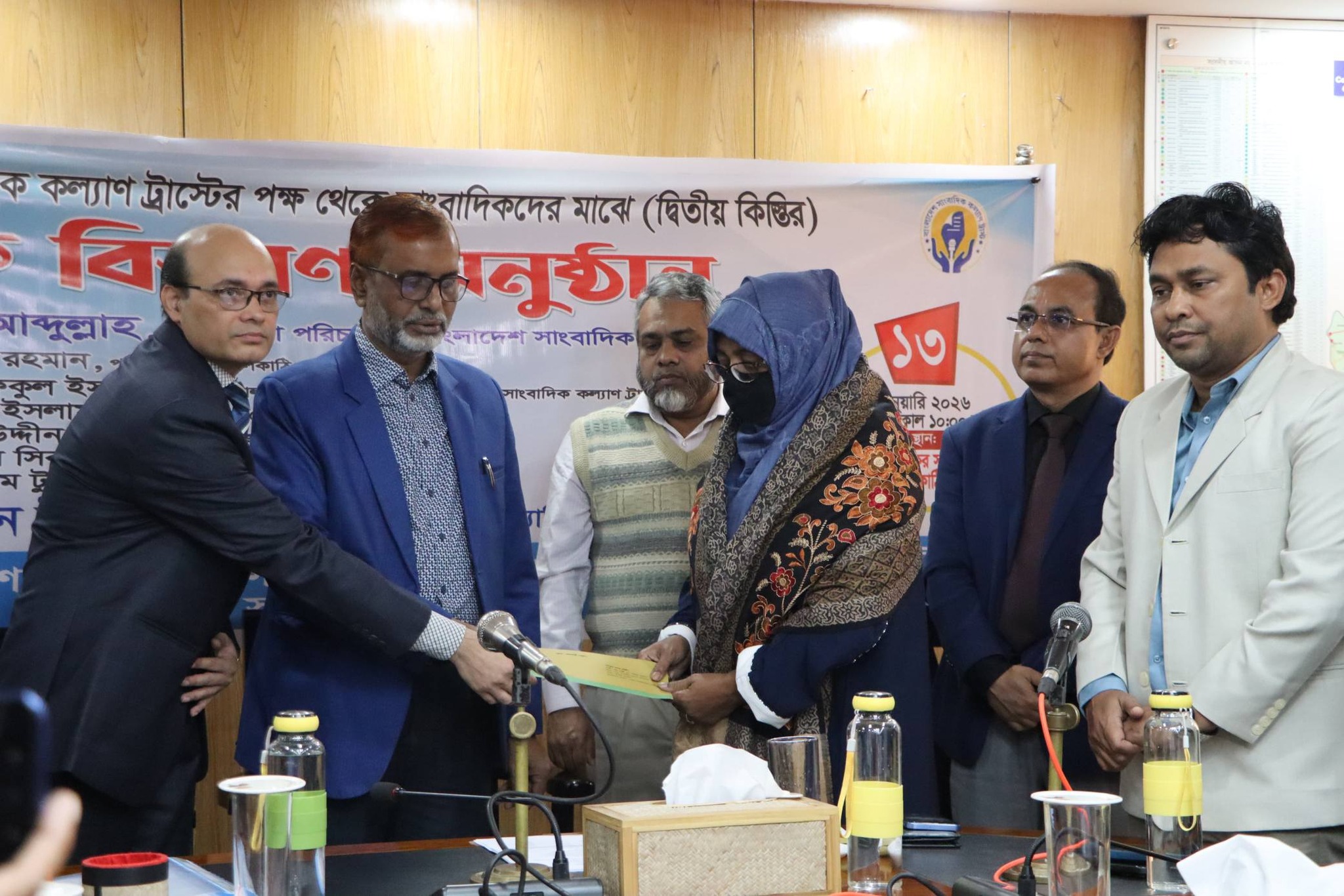 ঝালকাঠিতে সাংবাদিক কল্যাণ ট্রাস্টের চেক বিতরণ