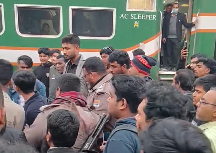 কালীগঞ্জে চলন্ত ট্রেনে পাথর নিক্ষেপের সময় হাতেনাতে ৪ যুবক আটক