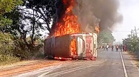 দাউদকান্দিতে বাস–অটোরিকশা–মোটরসাইকেল সংঘর্ষে অগ্নিদগ্ধ হয়ে ৪ জন নিহত