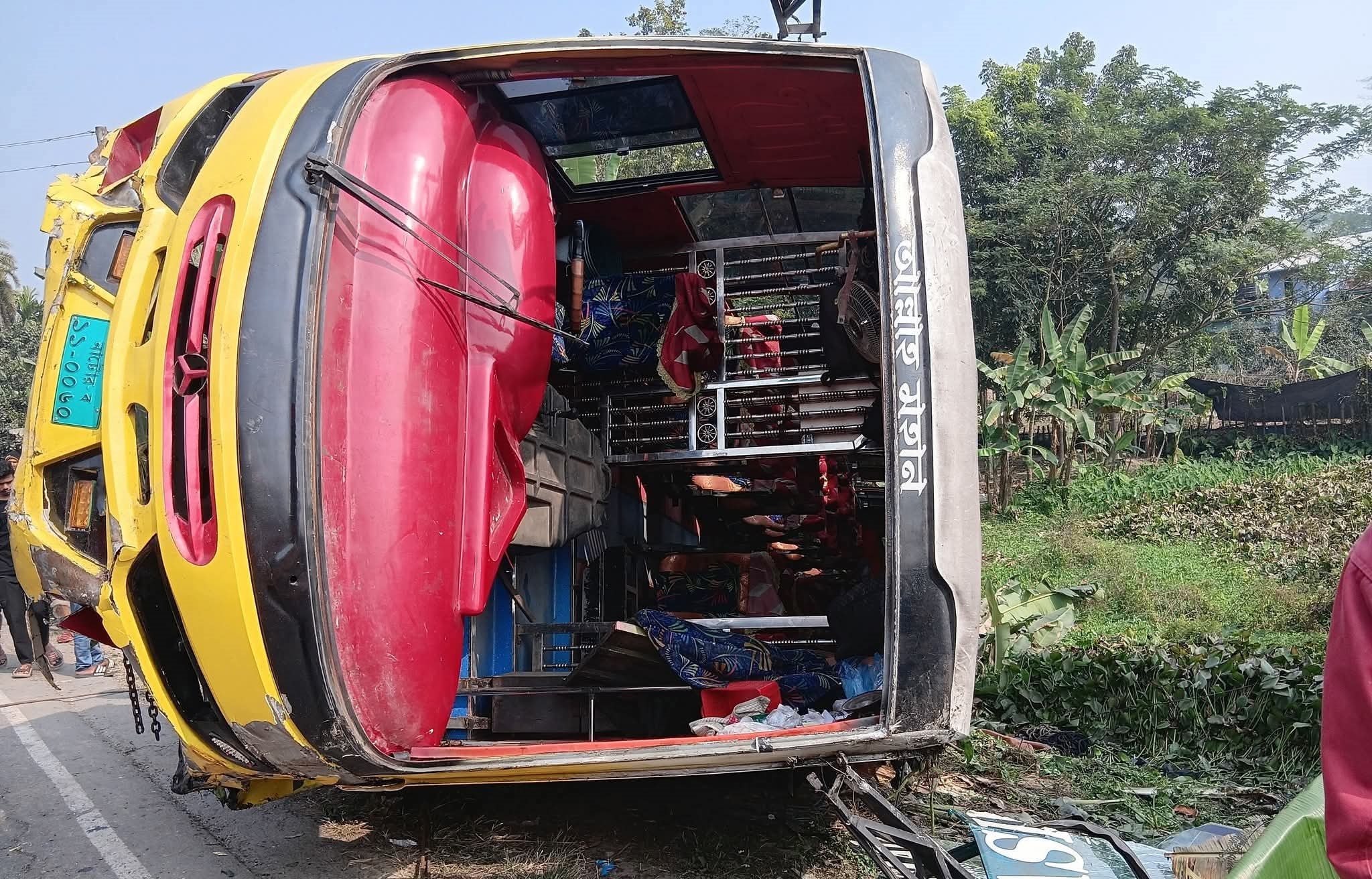 ঢাকা-বরিশাল সড়কের নিয়ন্ত্রণ হারিয়ে আসিফ পরিবহন খাদে গৌরনদীতে