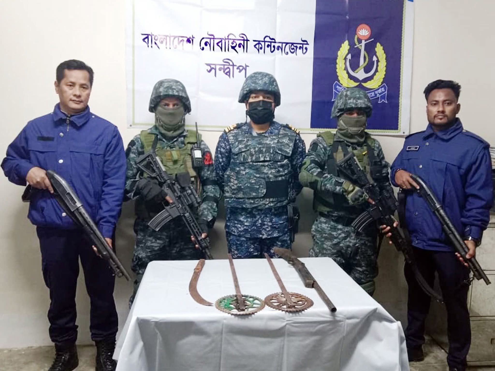 সন্দ্বীপে নৌবাহিনীর যৌথ অভিযানে দেশীয় অস্ত্র উদ্ধার