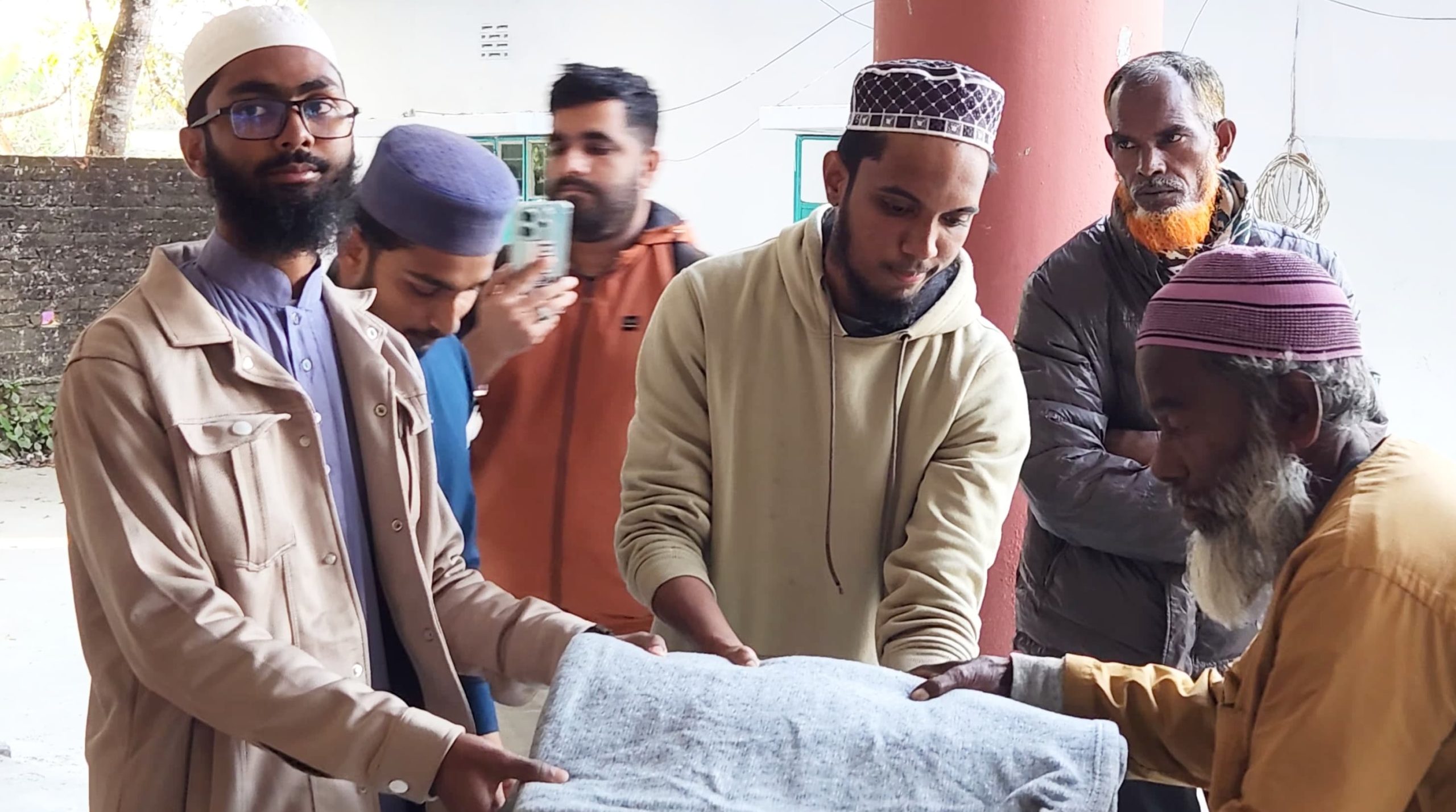 বাউফলে স্প্রেইড হিউম্যানিটি’র উদ্যোগে শীতবস্ত্র বিতরণ