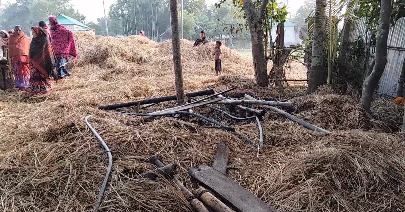 আটপাড়ায় গভীর রাতে খড়ের লাশে অগ্নিসংযোগ, থানায় অভিযোগ