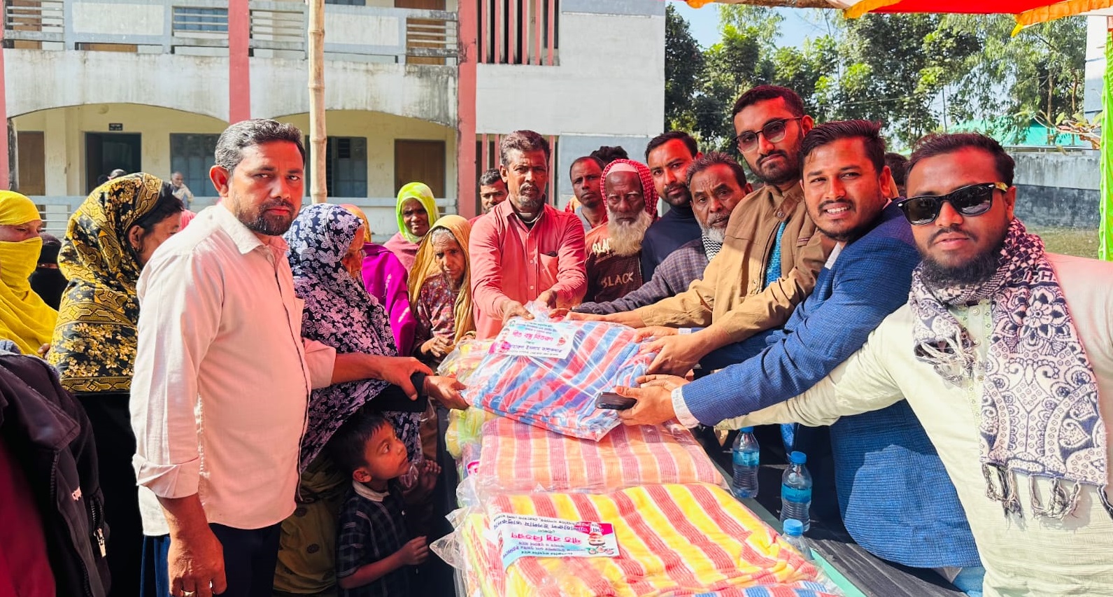 মোহনগঞ্জে অসহায় ও দুঃস্থদের মাঝে শীতবস্ত্র বিতরণ