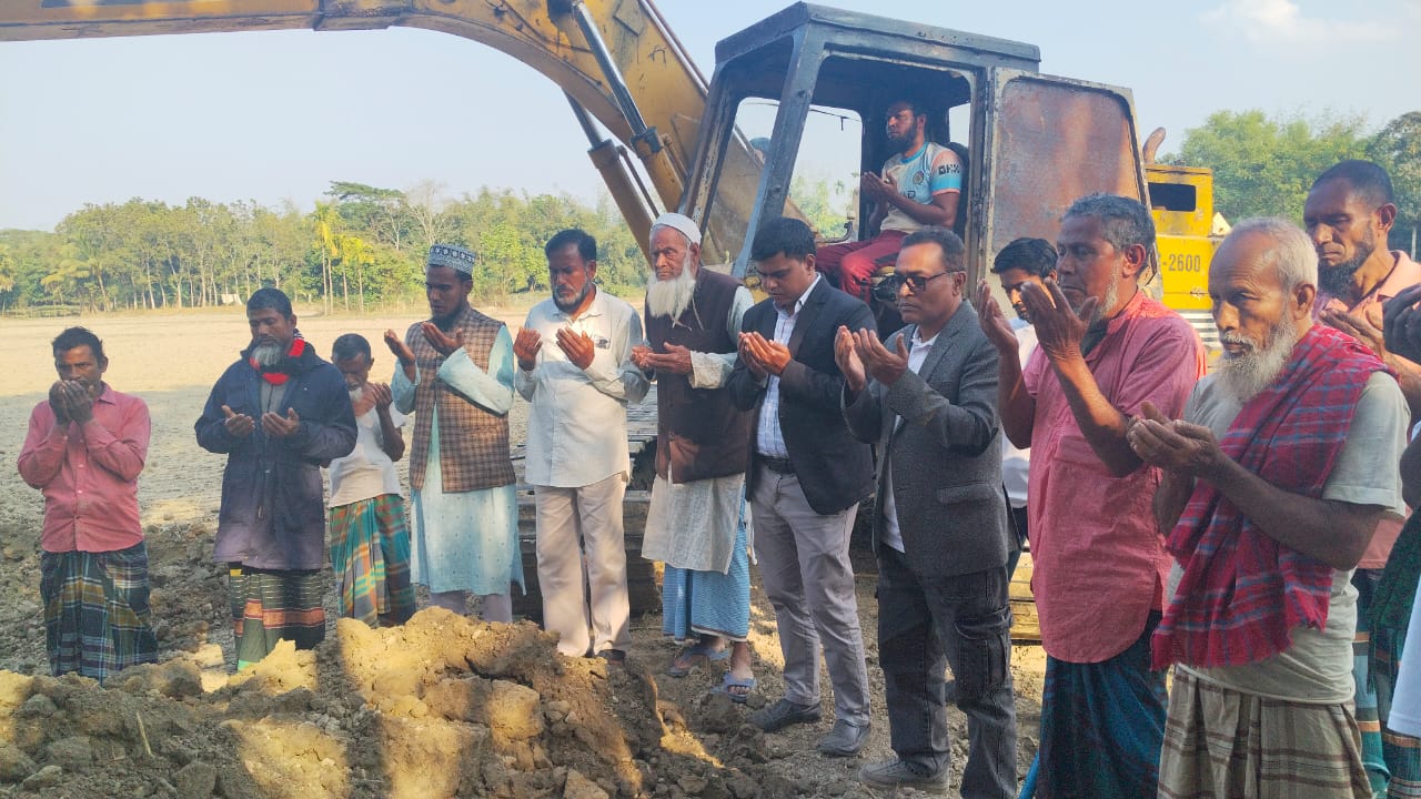 কেন্দুয়ায় গ্রামবাসীর টাকায় শুরু ৬টি মাটির রাস্তা নির্মাণ কাজ