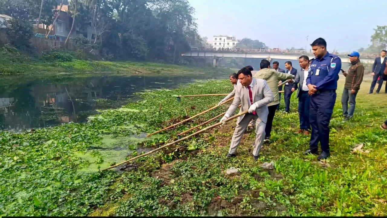 ঝিনাইদহের নবগঙ্গা নদীর পরিচ্ছন্নতা অভিযান শুরু