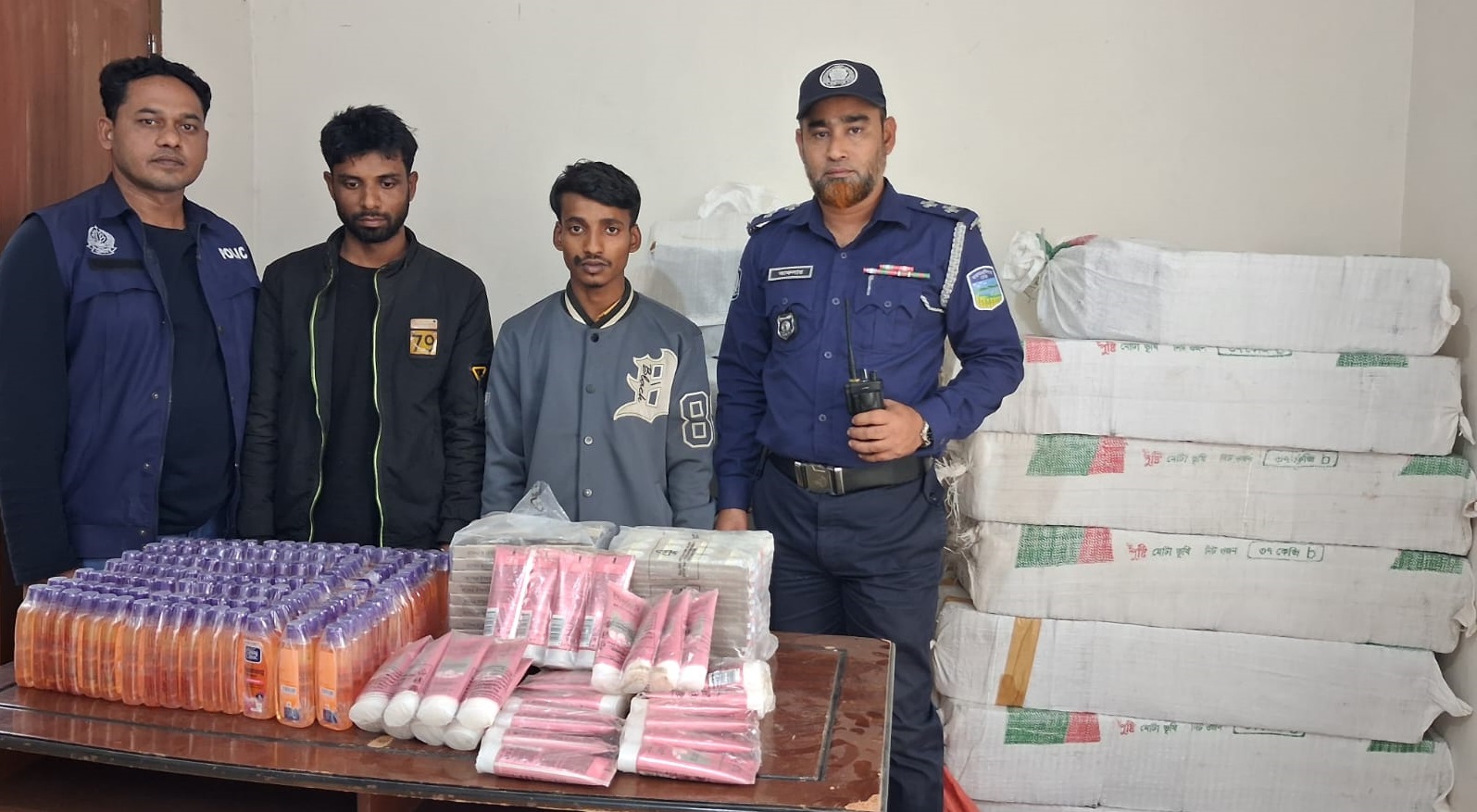 শেরপুরে পুলিশের অভিযানে ২২ লাখ ৭৪ হাজার টাকার চোরাচালান পণ্য জব্দ, আটক দুই