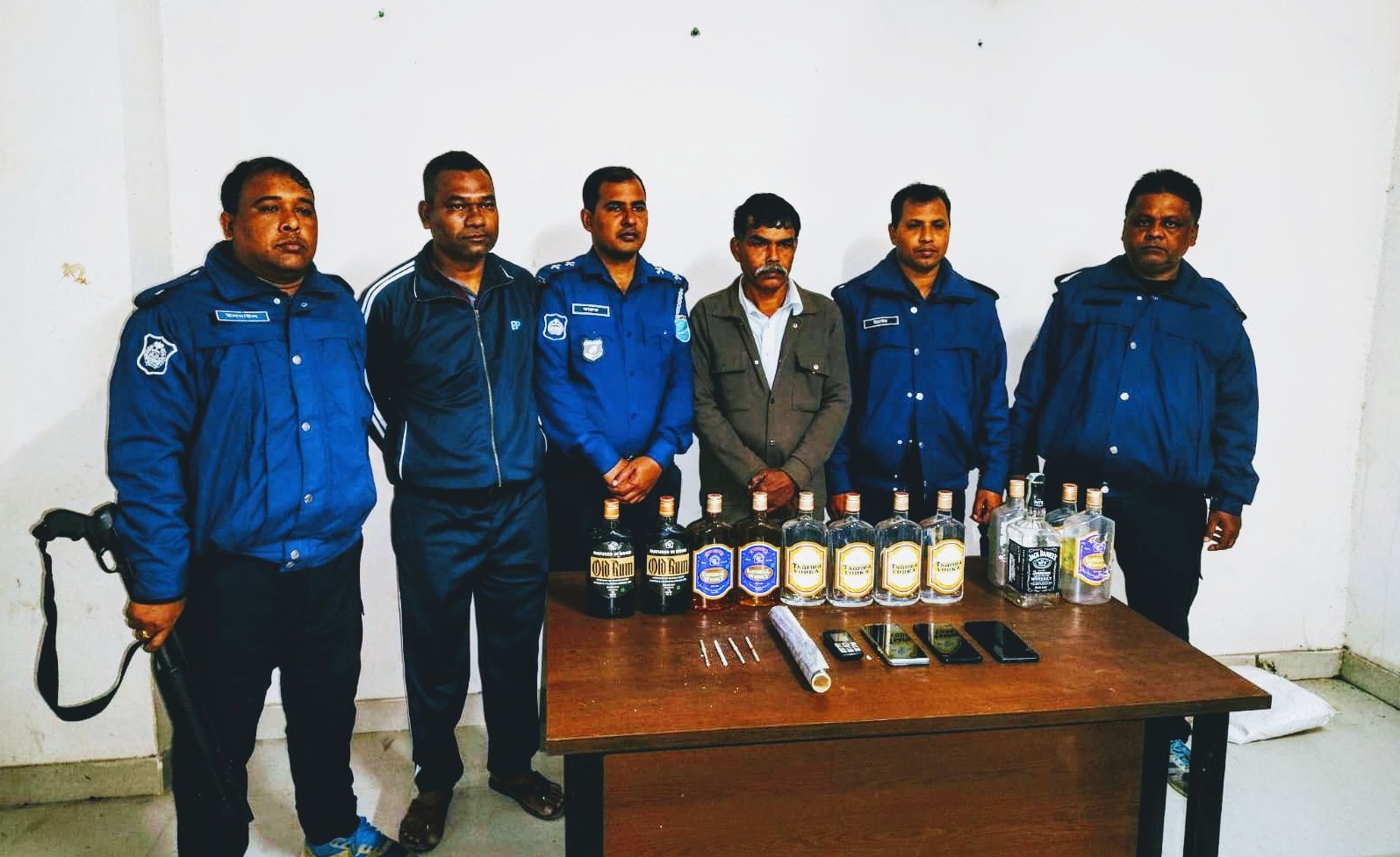ভেদরগঞ্জে সেনাবাহিনীর অভিযানে বিদেশি মদসহ ব্যবসায়ী গ্রেফতার